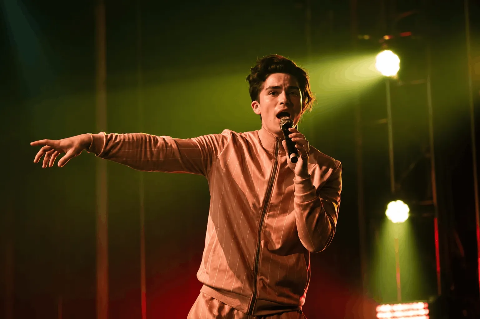 Alex Aiono performing live with his guitar